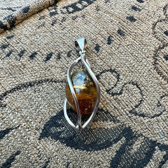Amber and sterling silver cage pendant. - Picture 3 of 13
